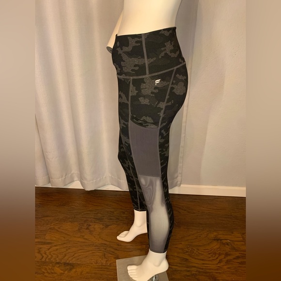 Fabletics black camouflage with pocket on both sides and 1 pocket inside - Picture 3 of 3